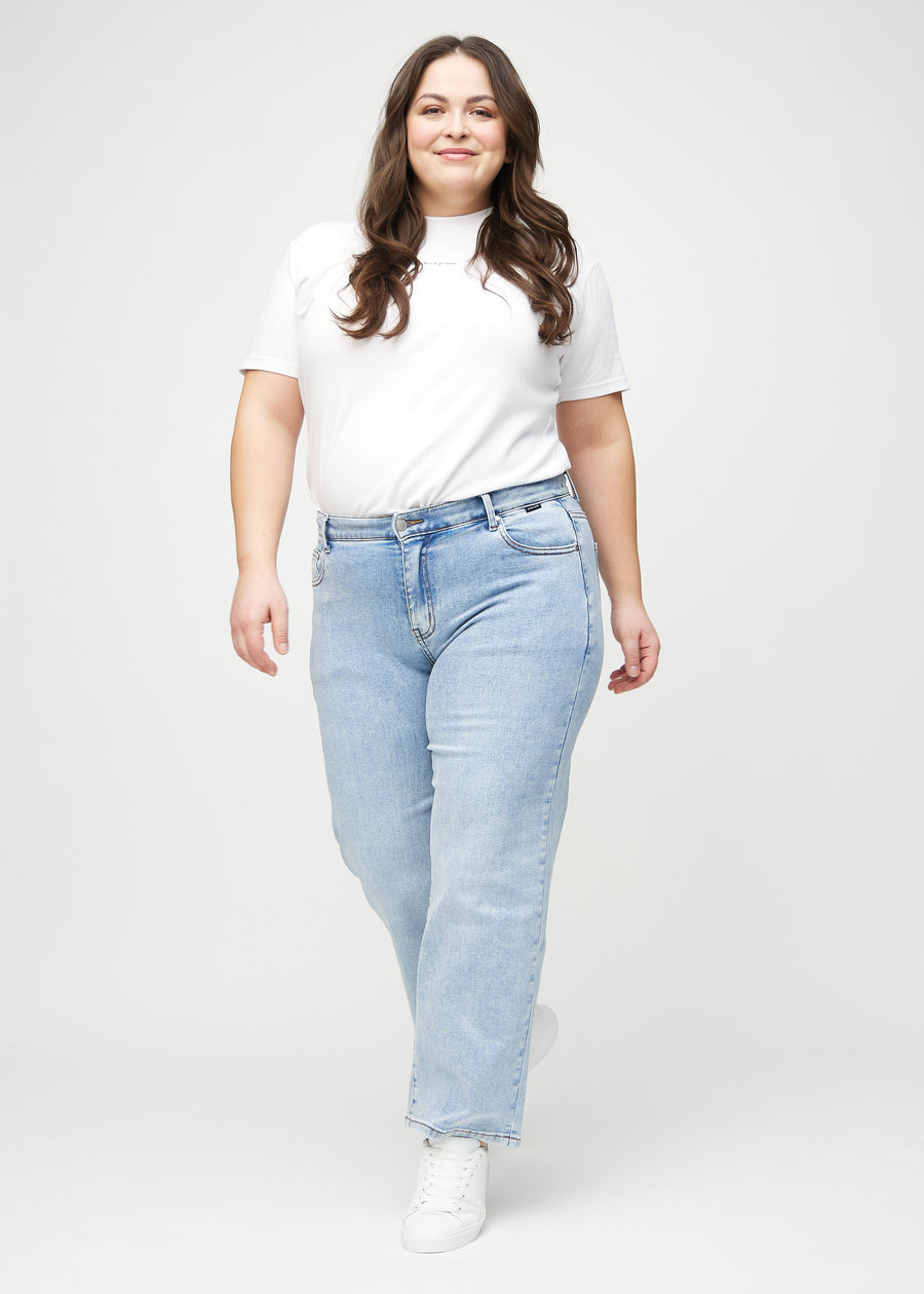 Loose-jeans til kvinner i lyseblå, fargen Waves. Helhetsbilde av en plus size-modell med løstsittende jeans.