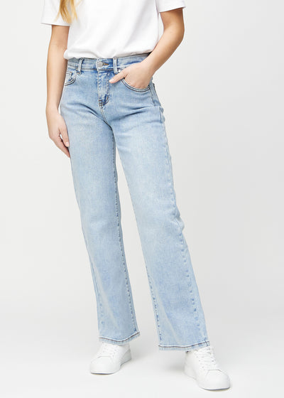 Loose-jeans til kvinner i lyseblå, fargen Waves. Sett forfra på en modell, med romslig passform og vide ben.