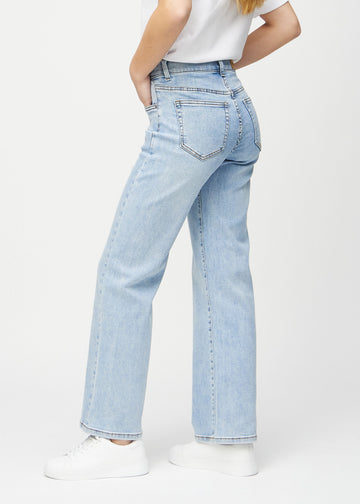 Loose-jeans til kvinner i lyseblå, fargen Waves. Sett fra siden på en modell, med synlig løs passform.
