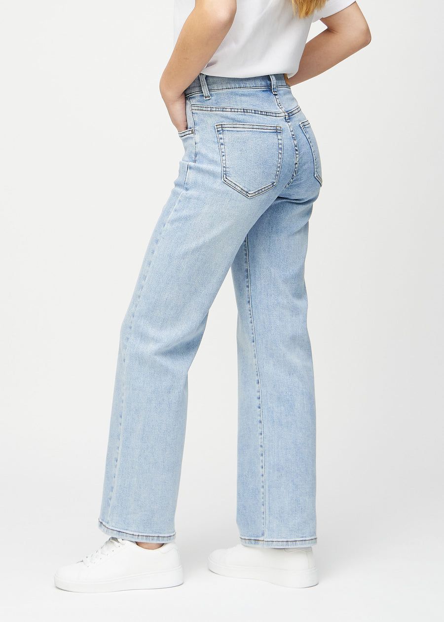 Loose-jeans til kvinner i lyseblå, fargen Waves. Sett fra siden på en modell, med synlig løs passform.