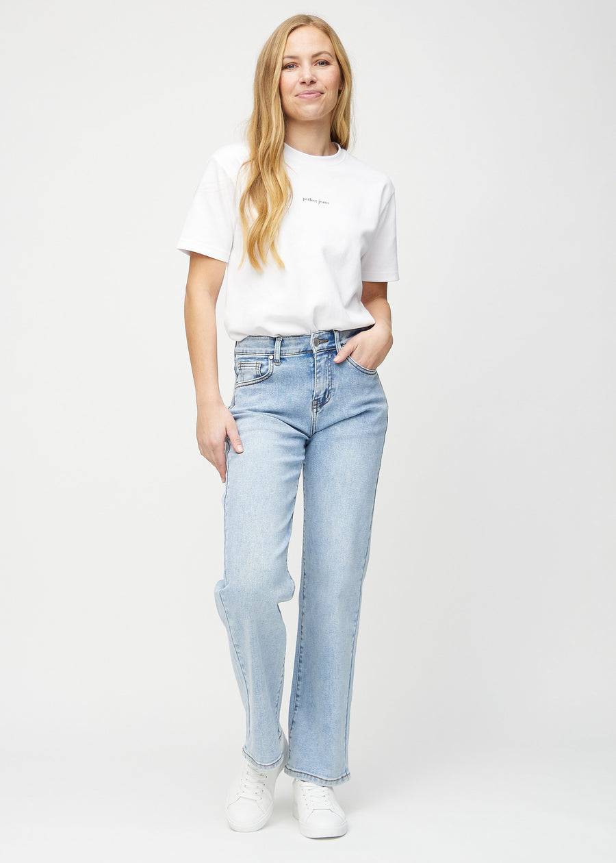 Loose-jeans til kvinner i lyseblå, fargen Waves. Helhetsbilde av en modell med løstsittende jeans.