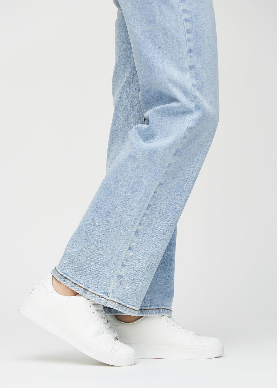 Loose-jeans til kvinner i lyseblå, fargen Waves. Nærbilde ved anklene på en modell, som viser de vide benavslutningene.