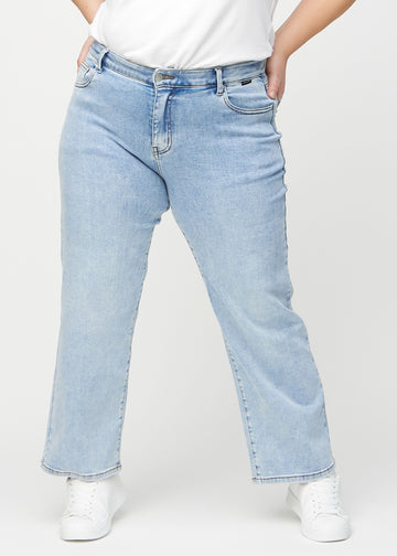 Loose-jeans til kvinner i lyseblå, fargen Waves. Sett forfra på en plus size-modell, med romslig passform og vide ben.