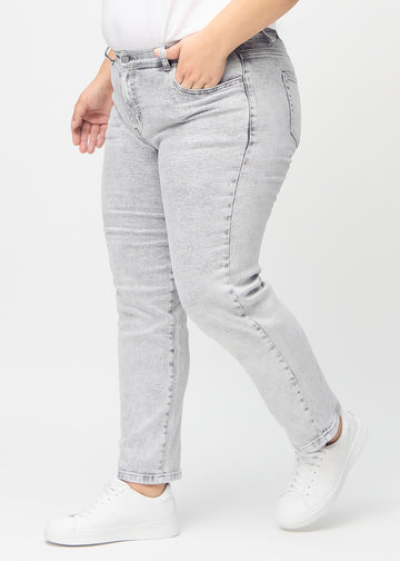 Regular-jeans til kvinner i lysegrå, fargen Ashes. Sett fra siden på en plus size-modell.