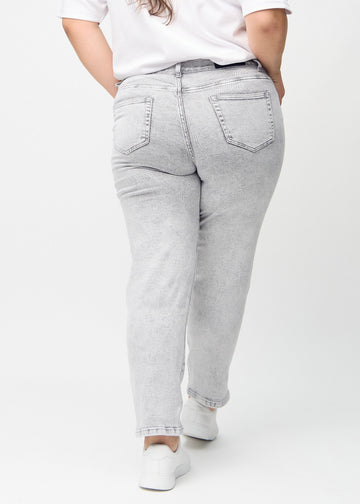 Regular-jeans til kvinner i lysegrå, fargen Ashes. Sett bakfra på en plus size-modell, slik at hele passformen vises.