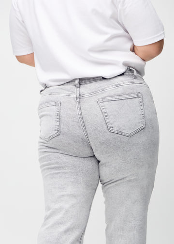 Regular-jeans til kvinner i lysegrå, fargen Ashes. Nærbilde bakfra på en plus size-modell, som viser passform og detaljer.