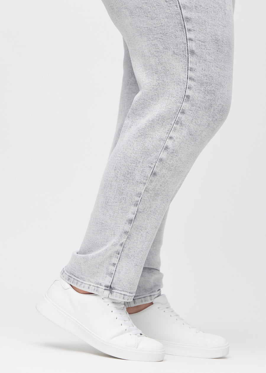 Regular-jeans til kvinner i lysegrå, fargen Ashes. Nærbilde ved anklene på en plus size-modell, som viser de rette benavslutningene.