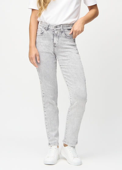 Regular-jeans til kvinner i lysegrå, fargen Ashes. Sett forfra på en modell, med en klassisk rett benfasong.