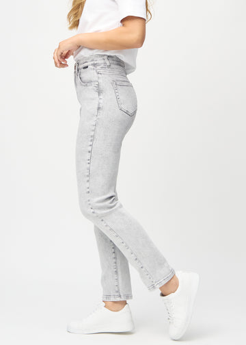 Regular-jeans til kvinner i lysegrå, fargen Ashes. Sett fra siden på en modell.