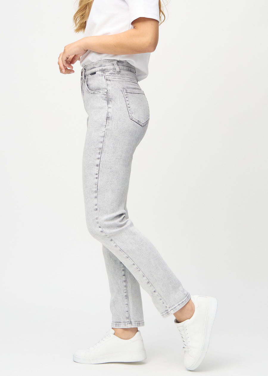 Regular-jeans til kvinner i lysegrå, fargen Ashes. Sett fra siden på en modell.