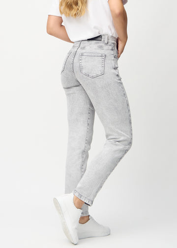 Regular-jeans til kvinner i lysegrå, fargen Ashes. Sett bakfra på en modell, slik at hele passformen vises.
