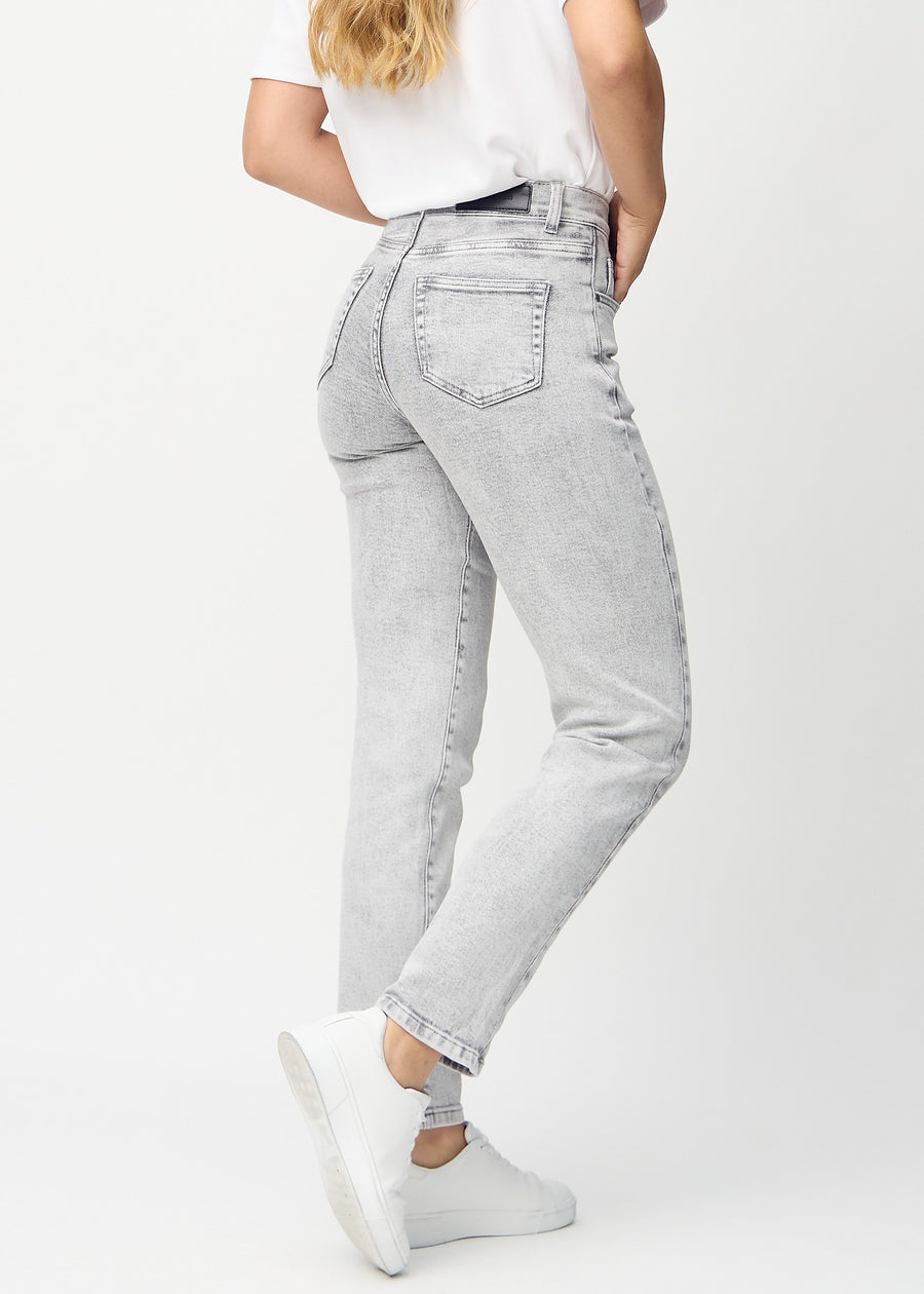 Regular-jeans til kvinner i lysegrå, fargen Ashes. Sett bakfra på en modell, slik at hele passformen vises.