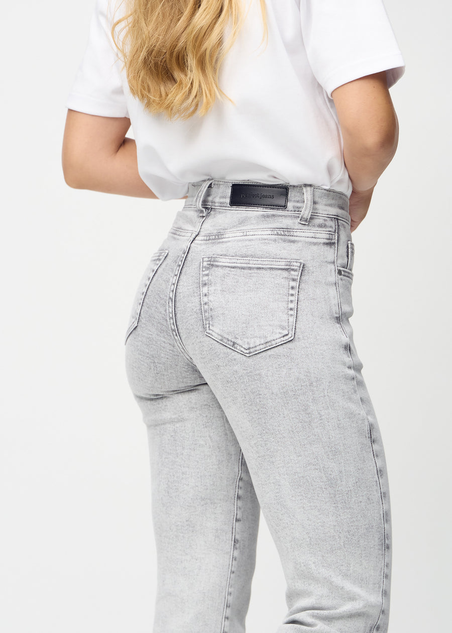 Regular-jeans til kvinner i lysegrå, fargen Ashes. Nærbilde bakfra på en modell, som viser passform og detaljer.