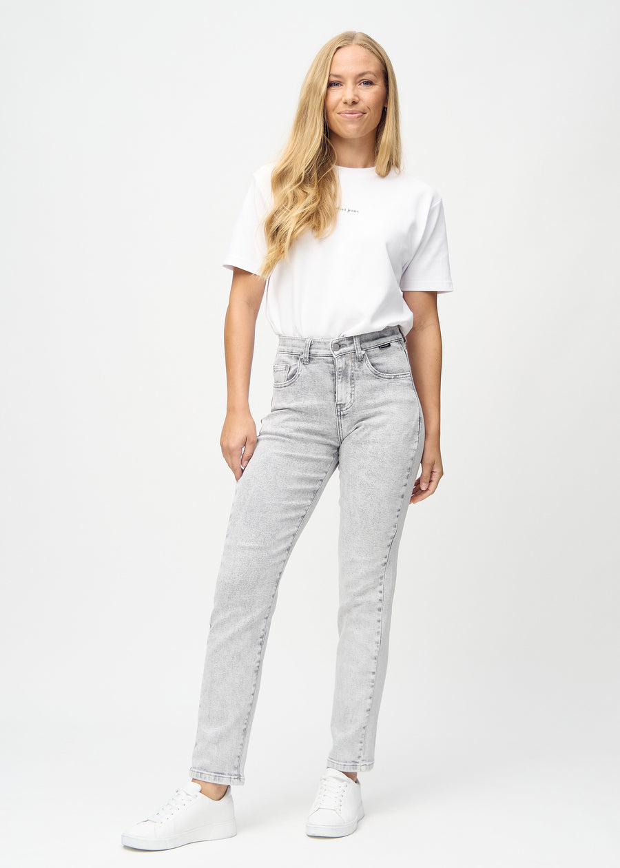 Regular-jeans til kvinner i lysegrå, fargen Ashes. Helhetsbilde av en modell med jeansen på.