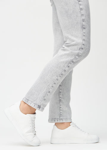 Regular-jeans til kvinner i lysegrå, fargen Ashes. Nærbilde ved anklene på en modell, som viser de rette benavslutningene.