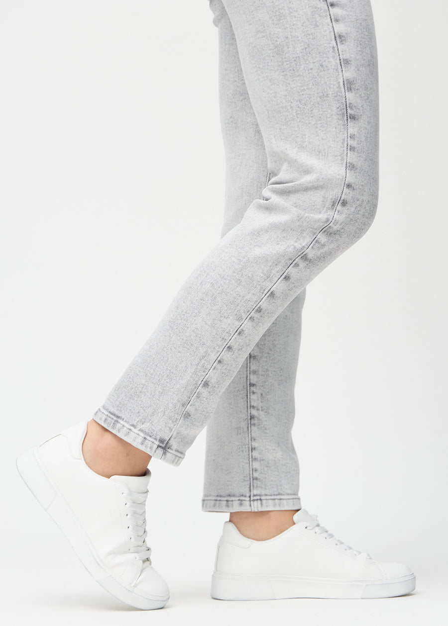 Regular-jeans til kvinner i lysegrå, fargen Ashes. Nærbilde ved anklene på en modell, som viser de rette benavslutningene.