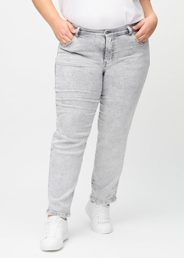 Regular-jeans til kvinner i lysegrå, fargen Ashes. Sett forfra på en plus size-modell, med en klassisk rett benfasong.
