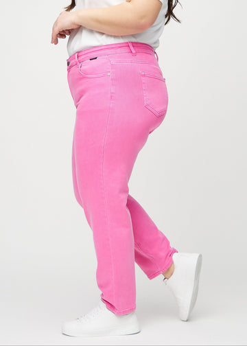 Regular-jeans til kvinner i lyserosa, fargen Flamingos. Sett fra siden på en plus size-modell.