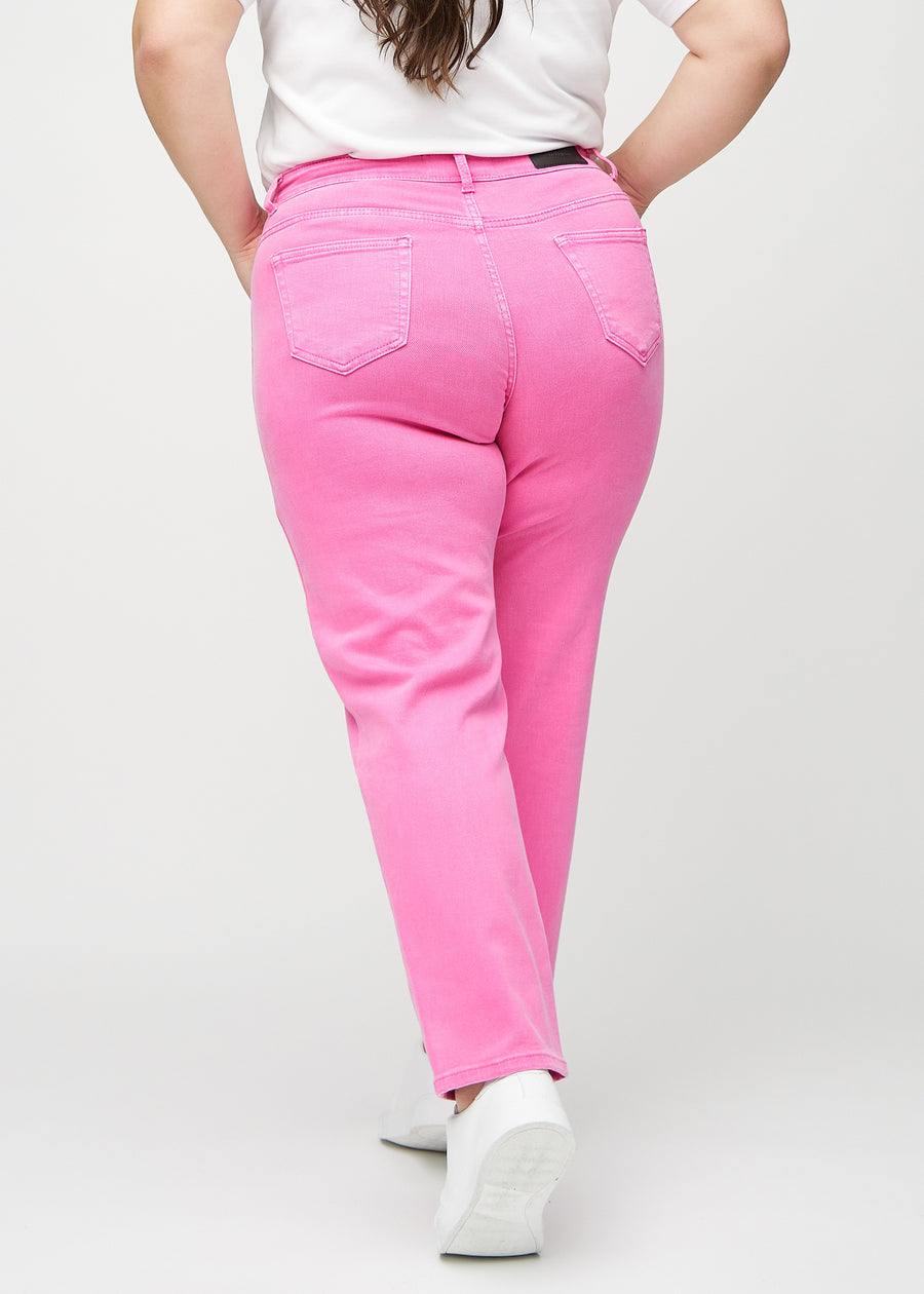 Regular-jeans til kvinner i lyserosa, fargen Flamingos. Sett bakfra på en plus size-modell, slik at hele passformen vises.