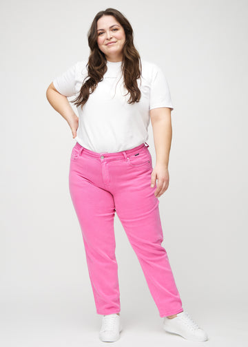 Regular-jeans til kvinner i lyserosa, fargen Flamingos. Helhetsbilde av en plus size-modell med jeansen på.
