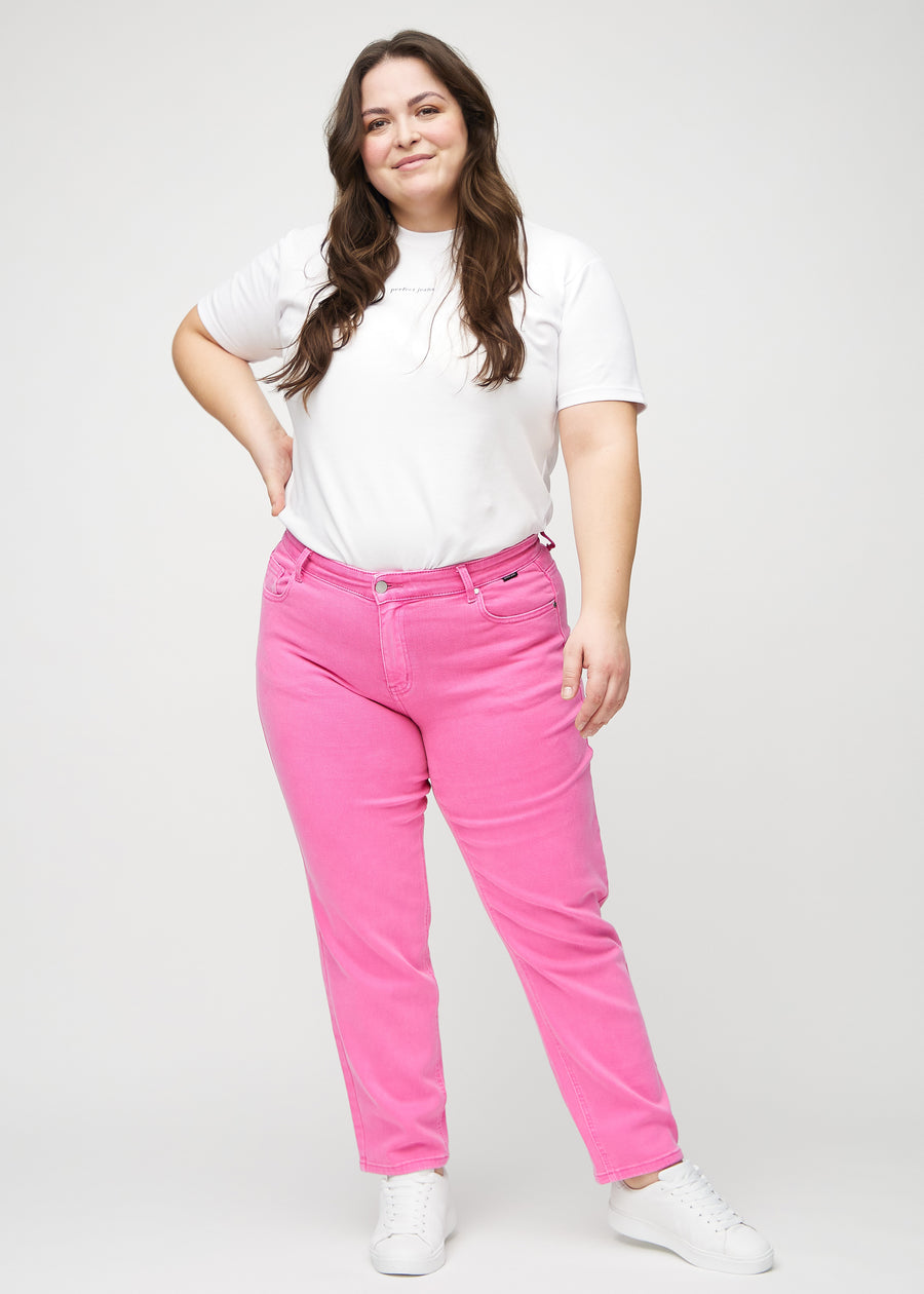 Regular-jeans til kvinner i lyserosa, fargen Flamingos. Helhetsbilde av en plus size-modell med jeansen på.