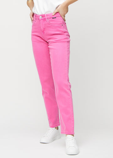 Regular-jeans til kvinner i lyserosa, fargen Flamingos. Sett forfra på en modell, med en klassisk rett benfasong.
