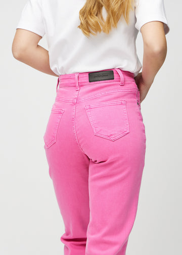 Regular-jeans til kvinner i lyserosa, fargen Flamingos. Nærbilde bakfra på en modell, som viser passform og detaljer.