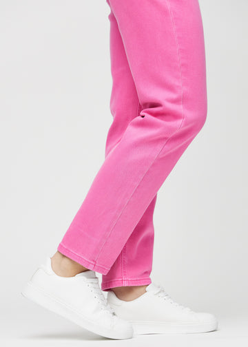 Regular-jeans til kvinner i lyserosa, fargen Flamingos. Nærbilde ved anklene på en modell, som viser de rette benavslutningene.