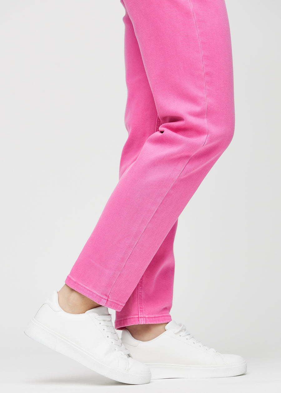 Regular-jeans til kvinner i lyserosa, fargen Flamingos. Nærbilde ved anklene på en modell, som viser de rette benavslutningene.