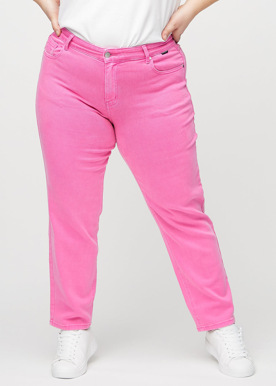 Regular-jeans til kvinner i lyserosa, fargen Flamingos. Sett forfra på en plus size-modell, med en klassisk rett benfasong.
