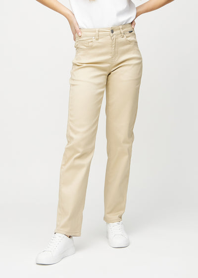 Regular-jeans til kvinner i beige, fargen Gazelles. Sett forfra på en modell, med en klassisk rett benfasong.