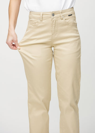 Regular-jeans til kvinner i beige, fargen Gazelles. En modell strekker stoffet ved låret for å vise stretchen.