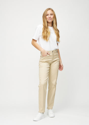 Regular-jeans til kvinner i beige, fargen Gazelles. Helhetsbilde av en modell med jeansen på.