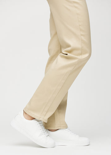 Regular-jeans til kvinner i beige, fargen Gazelles. Nærbilde ved anklene på en modell, som viser de rette benavslutningene.
