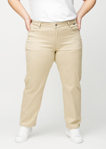 Regular-jeans til kvinner i beige, fargen Gazelles. Sett forfra på en plus size-modell, med en klassisk rett benfasong.