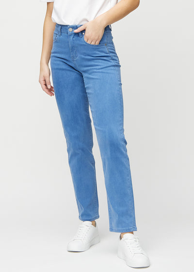 Regular-jeans til kvinner i blå, fargen Geraniums. Sett forfra på en modell, med en klassisk rett benfasong.