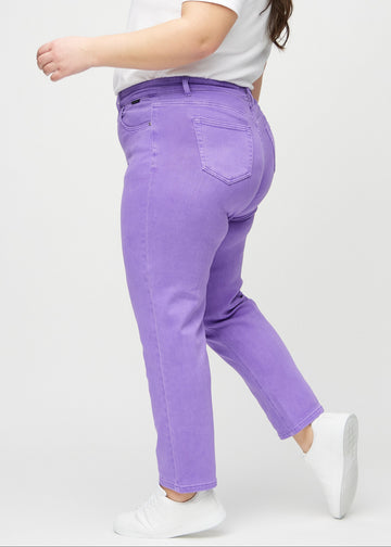 Regular-jeans til kvinner i lilla, fargen Lavenders. Sett fra siden på en plus size-modell.