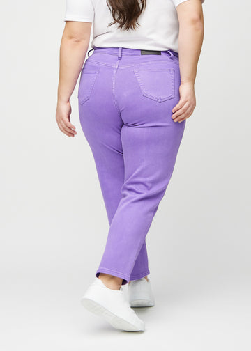 Regular-jeans til kvinner i lilla, fargen Lavenders. Sett bakfra på en plus size-modell, slik at hele passformen vises.