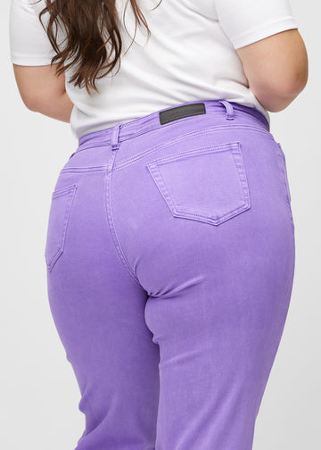 Regular-jeans til kvinner i lilla, fargen Lavenders. Nærbilde bakfra på en plus size-modell, som viser passform og detaljer.