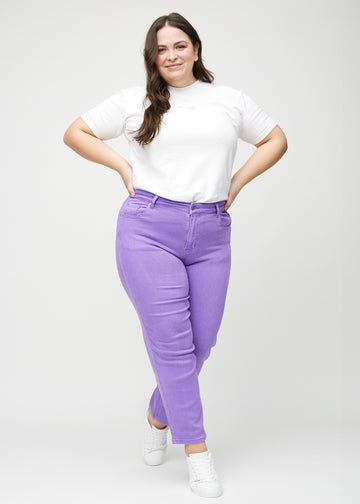 Regular-jeans til kvinner i lilla, fargen Lavenders. Helhetsbilde av en plus size-modell med jeansen på.