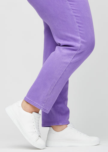Regular-jeans til kvinner i lilla, fargen Lavenders. Nærbilde ved anklene på en plus size-modell, som viser de rette benavslutningene.