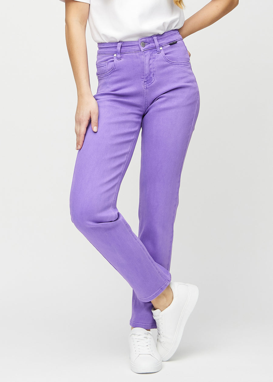 Regular-jeans til kvinner i lilla, fargen Lavenders. Sett forfra på en modell, med en klassisk rett benfasong.
