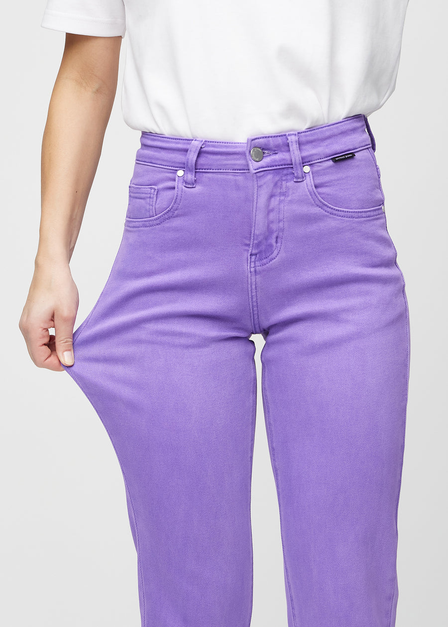Regular-jeans til kvinner i lilla, fargen Lavenders. En modell strekker stoffet ved låret for å vise stretchen.