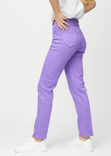 Regular-jeans til kvinner i lilla, fargen Lavenders. Sett fra siden på en modell.
