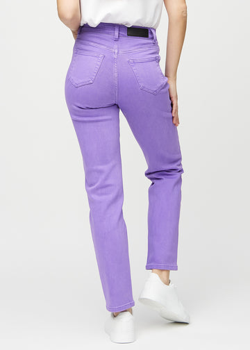Regular-jeans til kvinner i lilla, fargen Lavenders. Sett bakfra på en modell, slik at hele passformen vises.
