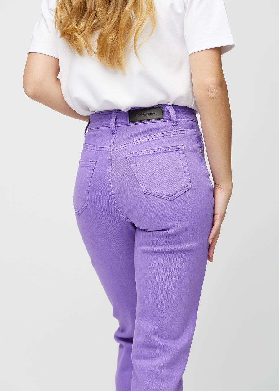 Regular-jeans til kvinner i lilla, fargen Lavenders. Nærbilde bakfra på en modell, som viser passform og detaljer.