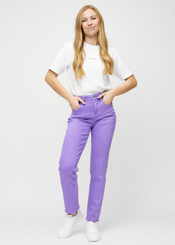 Regular-jeans til kvinner i lilla, fargen Lavenders. Helhetsbilde av en modell med jeansen på.