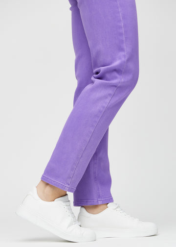 Regular-jeans til kvinner i lilla, fargen Lavenders. Nærbilde ved anklene på en modell, som viser de rette benavslutningene.