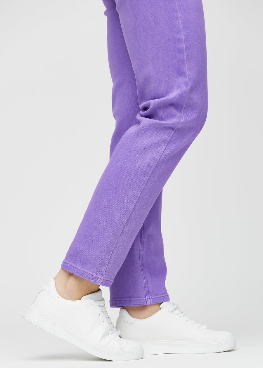 Regular-jeans til kvinner i lilla, fargen Lavenders. Nærbilde ved anklene på en modell, som viser de rette benavslutningene.