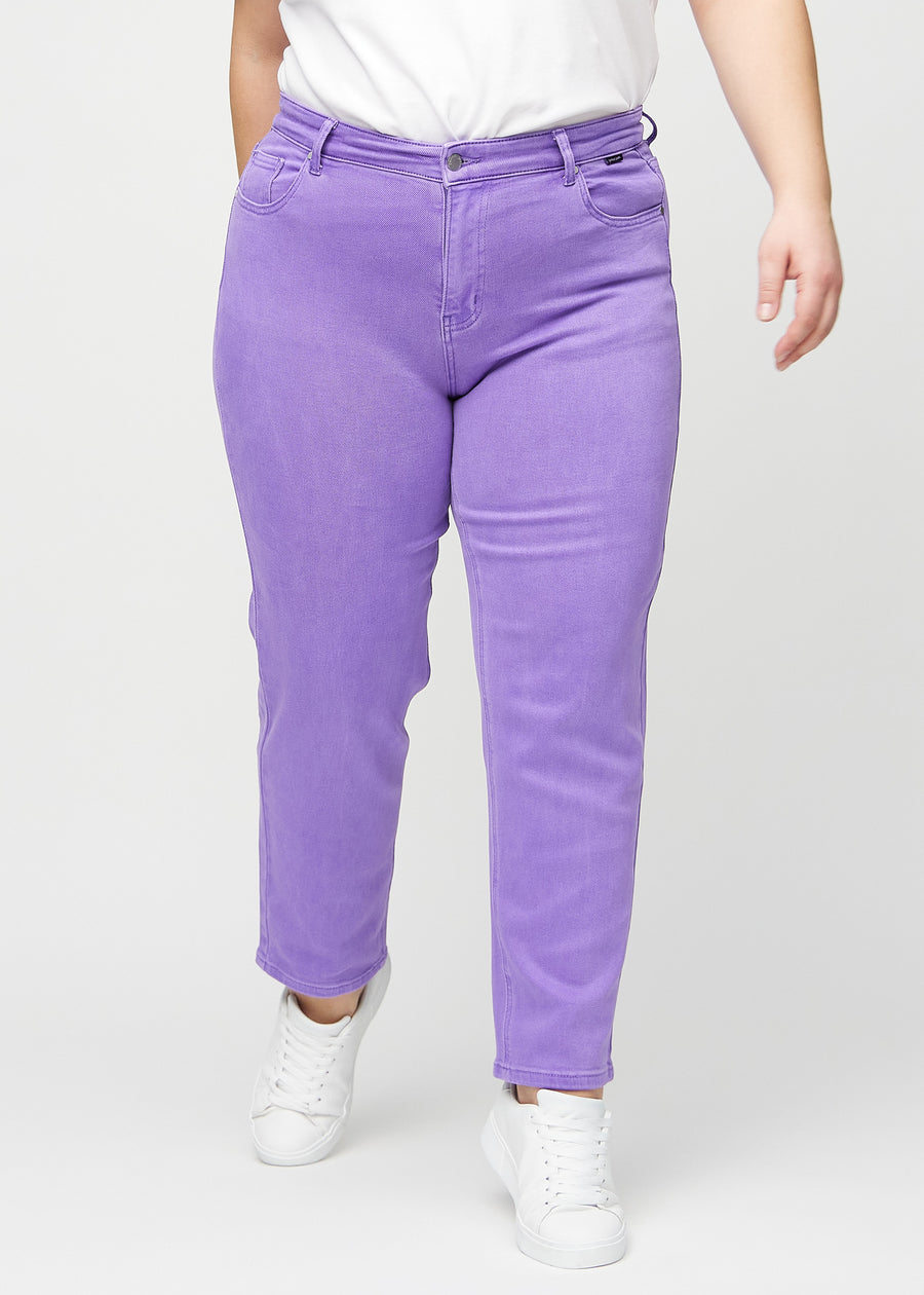 Regular-jeans til kvinner i lilla, fargen Lavenders. Sett forfra på en plus size-modell, med en klassisk rett benfasong.